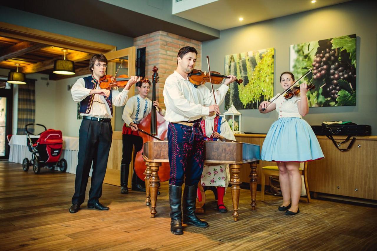 Hotel Lidovy Dum Bzenec Luaran gambar
