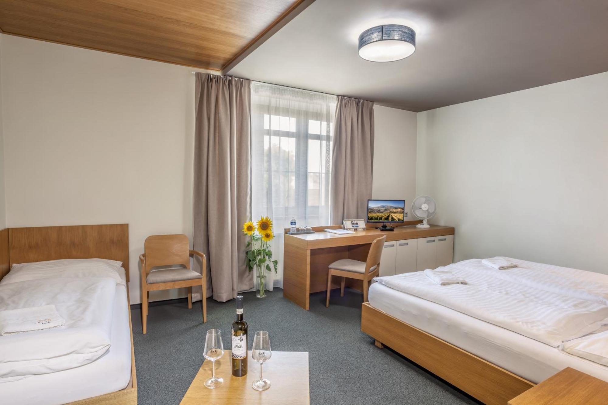 Hotel Lidovy Dum Bzenec Luaran gambar