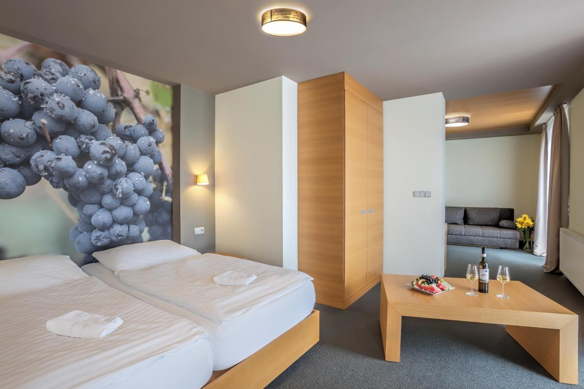 Hotel Lidovy Dum Bzenec Luaran gambar