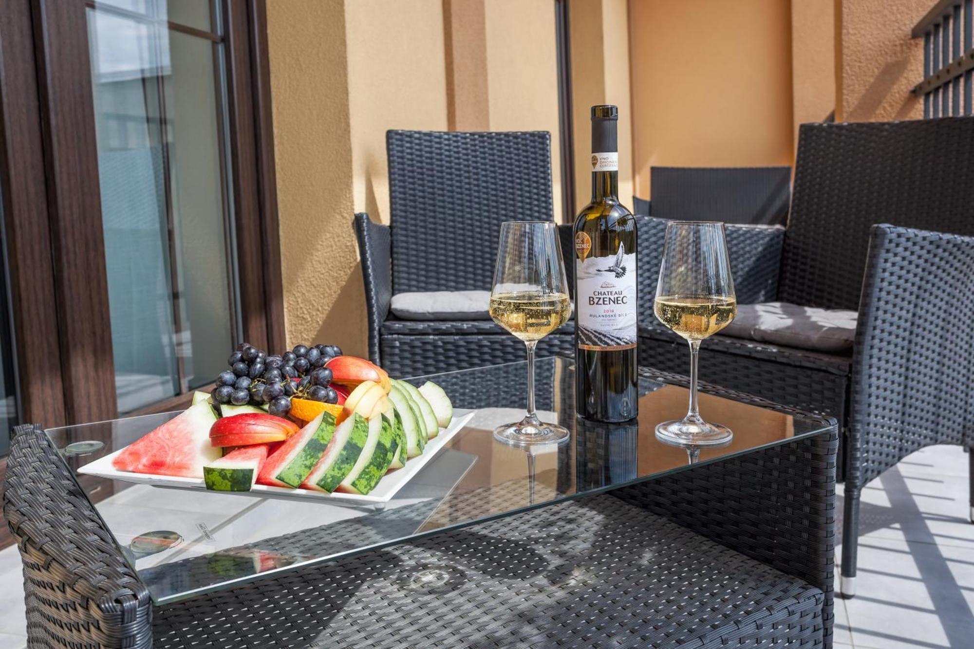 Hotel Lidovy Dum Bzenec Luaran gambar