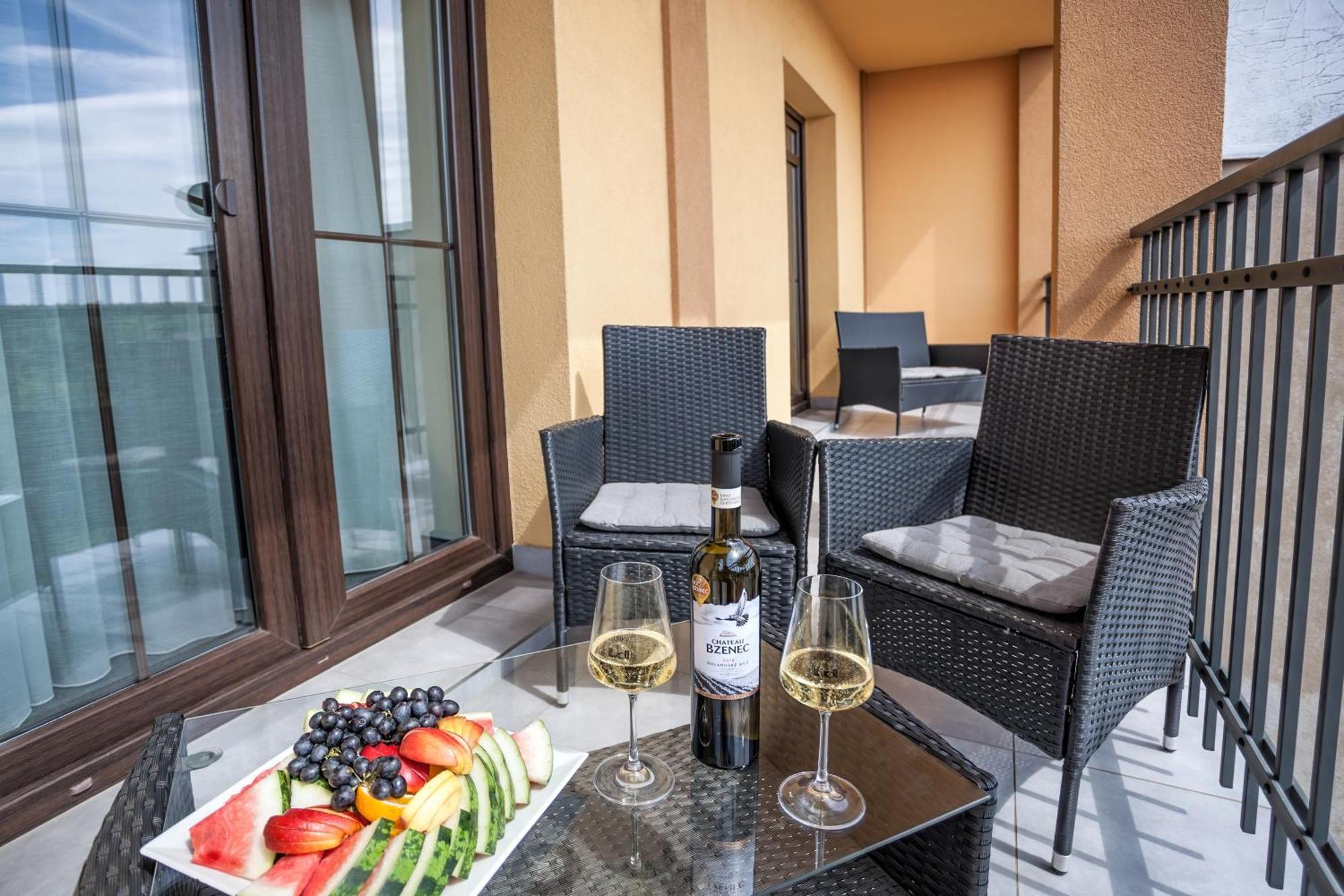 Hotel Lidovy Dum Bzenec Luaran gambar